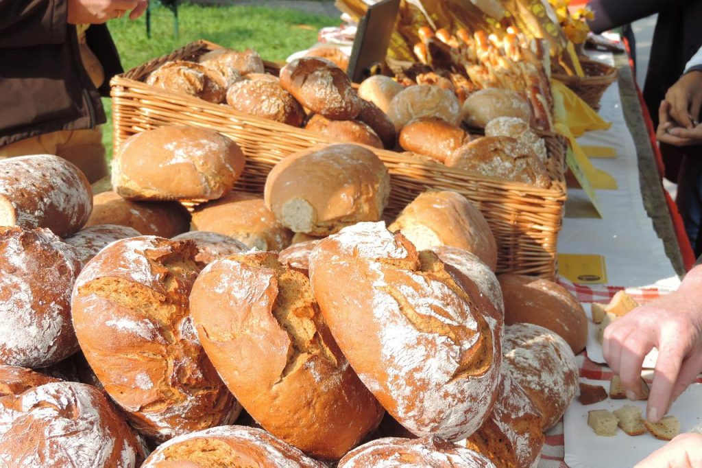 ファーマーズマーケットで手作りパンを売っている画像